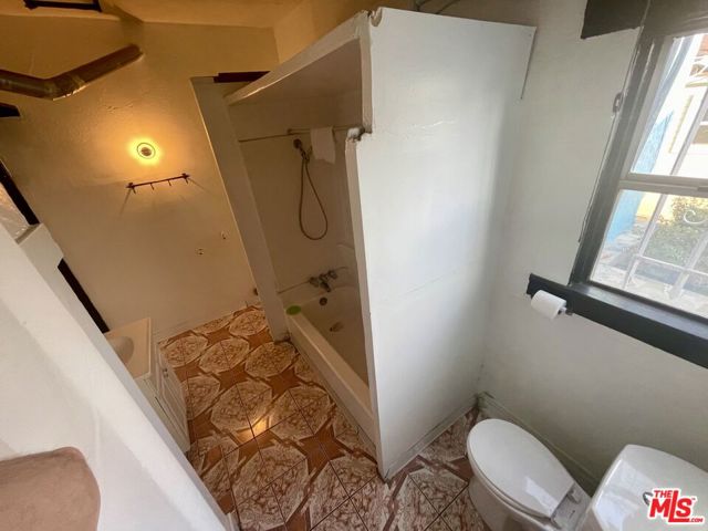 737 N HARVARD Boulevard, Los Angeles CA: https://media.crmls.org/mediaz/5a32a6e7-cd68-4346-8b75-508cc1425760.jpg