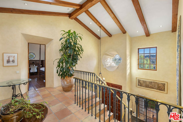 25127 Jim Bridger Road, Hidden Hills CA: https://media.crmls.org/mediaz/5a32ccc8-cf5f-4b3a-8d8d-00ff4f1e8212.jpg