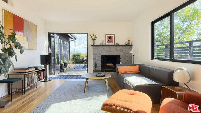 1407 Randall Court, Los Angeles CA: https://media.crmls.org/mediaz/5a33965f-7840-4618-a785-01eb184afa41.jpg