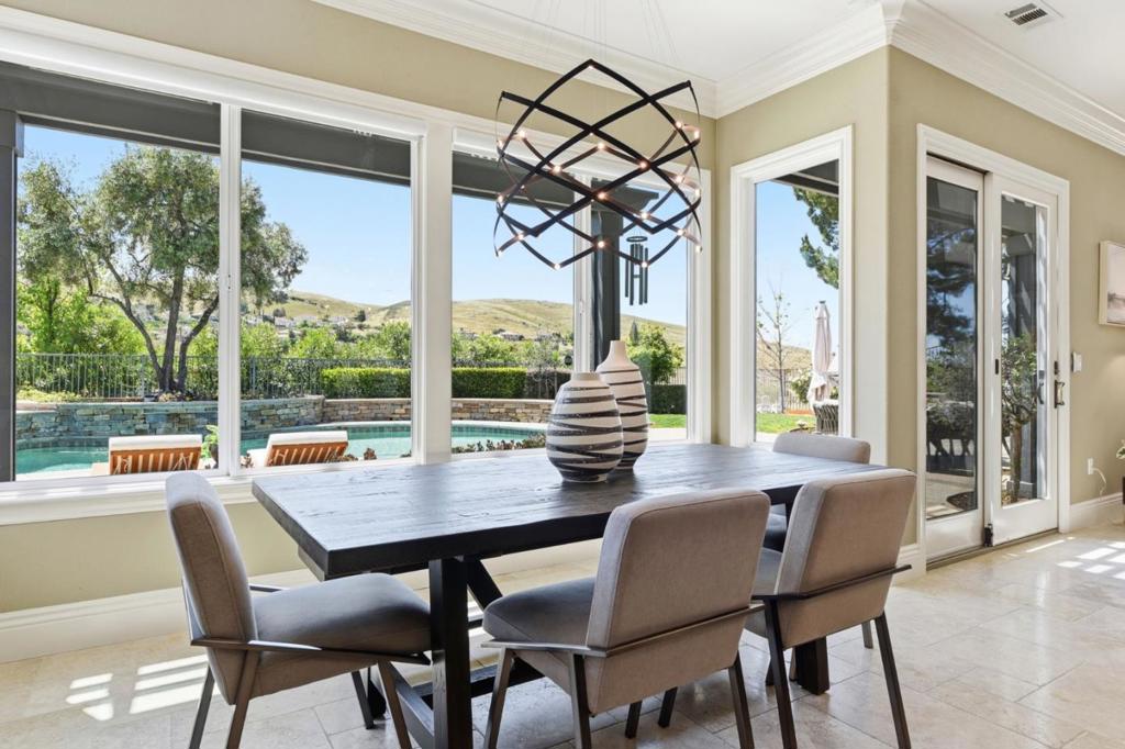 https://media.crmls.org/mediaz/5a33e550-8e64-473f-83ea-196a195edaac.jpg?preset=X-Large