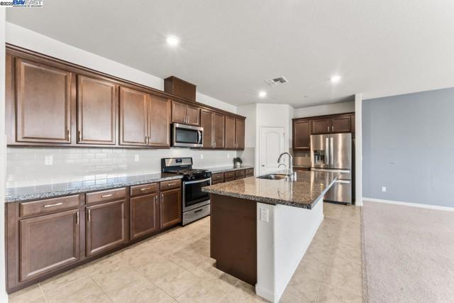 323 Sacramento St, Lathrop CA: https://media.crmls.org/mediaz/5a34af27-f776-4b07-925f-534fb0cb1e95.jpg