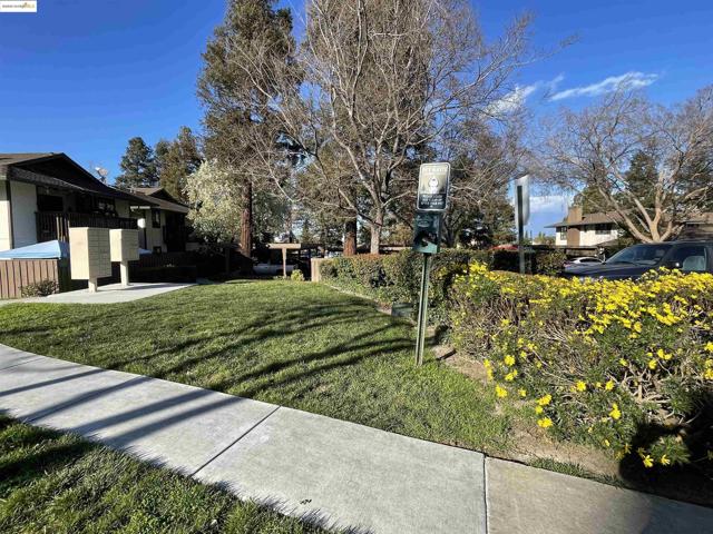 2416 Shadow Ln, Antioch CA: https://media.crmls.org/mediaz/5a352e04-f283-4f79-b9b3-4521372cf1b3.jpg