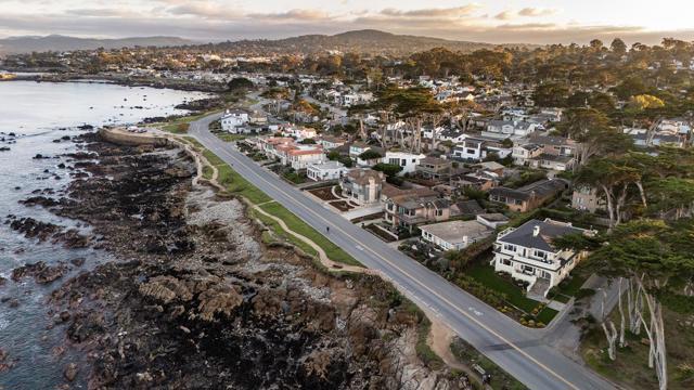1051 Ocean View Boulevard, Pacific Grove CA: https://media.crmls.org/mediaz/5a354953-b01f-4580-b872-01ac1ea81a97.jpg