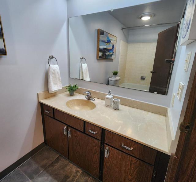 1500 Broadway, Burlingame CA: https://media.crmls.org/mediaz/5a3661a0-031e-451b-a92e-89de244693e8.jpg