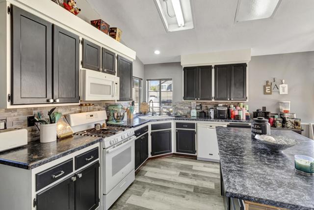 39820 Osprey Road, Murrieta CA: https://media.crmls.org/mediaz/5a367c86-d478-4bb3-8be1-4195b40166fe.jpg