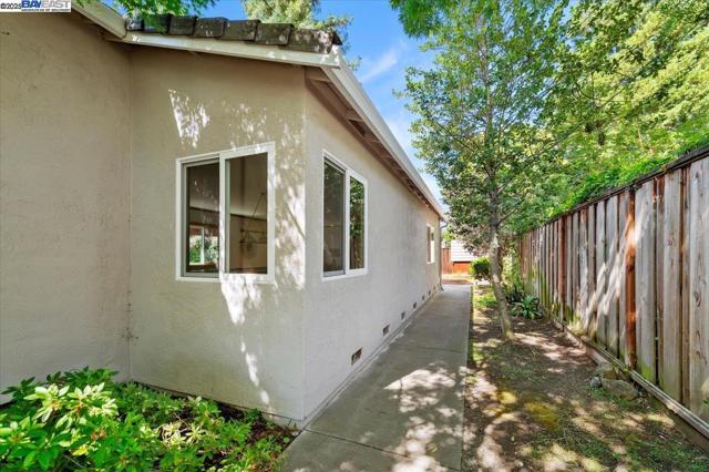 3284 Omega Cir, Pleasanton CA: https://media.crmls.org/mediaz/5a37978e-9d94-45d2-8315-d55f373b2103.jpg