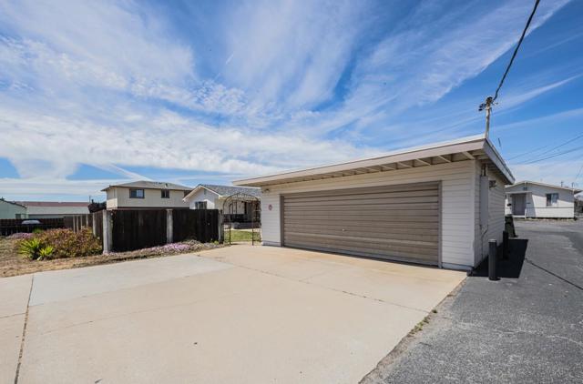225 Carmel Avenue, Marina CA: https://media.crmls.org/mediaz/5a385e8c-8d52-4a29-820d-80f01086c6ad.jpg
