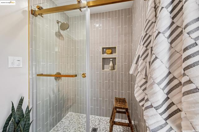 4015 Rhoda Ave, Oakland CA: https://media.crmls.org/mediaz/5a386351-a65d-4762-809e-ce4f05bb4a2d.jpg