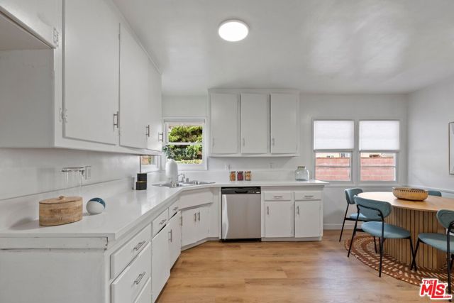4222 Corinth Avenue, Los Angeles CA: https://media.crmls.org/mediaz/5a399bf9-a1b0-4109-9f59-f4092440e2bb.jpg