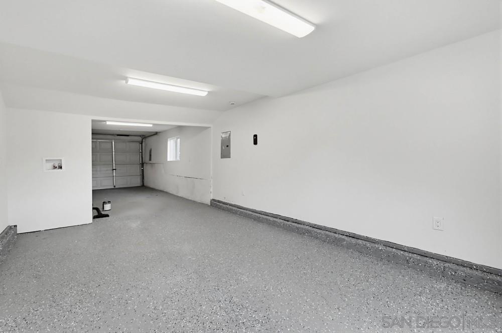 https://media.crmls.org/mediaz/5a39ef86-6b68-4fac-a1ef-0be3bb304e34.jpg?preset=X-Large