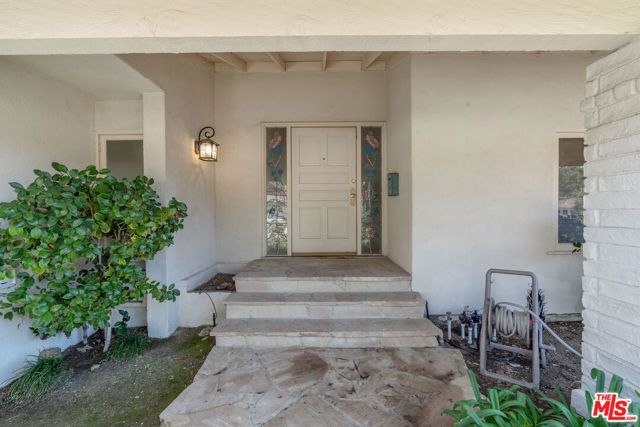 1943 Stonesgate Street, Westlake Village CA: https://media.crmls.org/mediaz/5a39fb93-33fa-4117-90ec-067bcf8bacfe.jpg