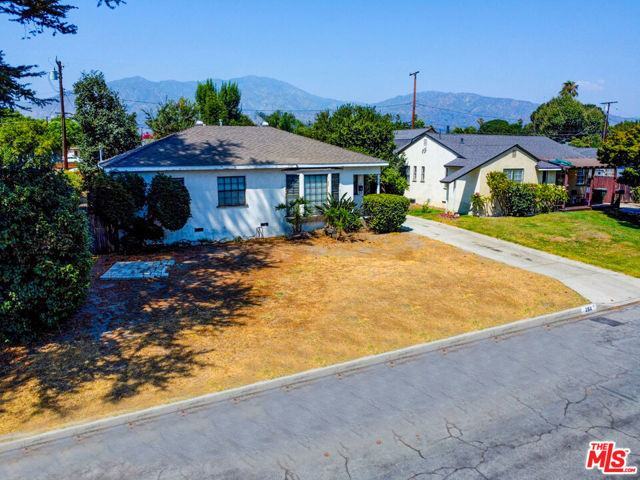 253 W El Sur Street, Monrovia CA: https://media.crmls.org/mediaz/5a3a7186-63d7-4286-ad53-a83c17325e0c.jpg