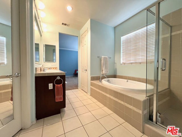16414 W Nicklaus Drive,  CA: https://media.crmls.org/mediaz/5a3a7428-4f90-43e1-a6ee-19876c261dd4.jpg
