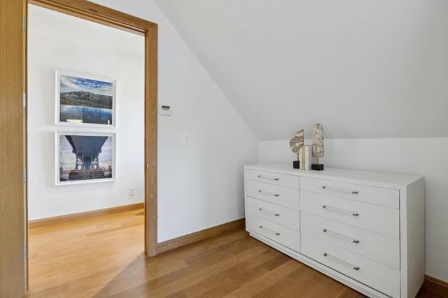 33 Highland Avenue, Burlingame CA: https://media.crmls.org/mediaz/5a3b7c12-ee47-4dd0-b475-9d775e960317.jpg