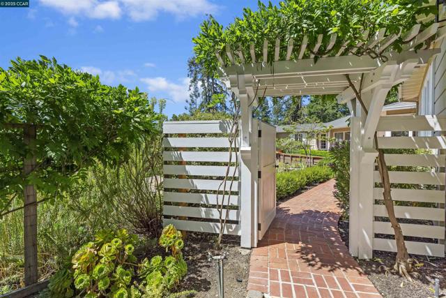 1087 Rahara Dr, Lafayette CA: https://media.crmls.org/mediaz/5a3be8e0-706d-4c9c-a81f-c6dbd799253d.jpg