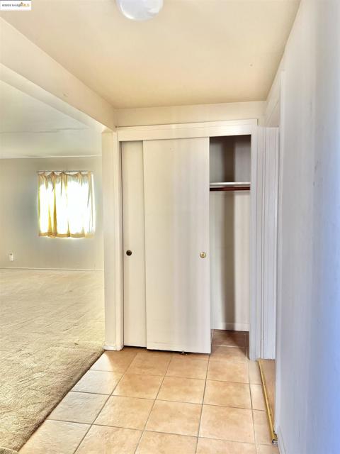 9719 Holly St, Oakland CA: https://media.crmls.org/mediaz/5a3c9ca8-bf34-4ccc-8ef2-c80f94e9887c.jpg