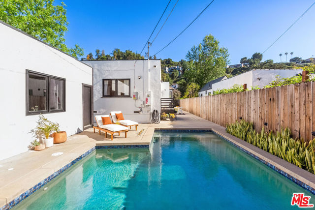 1491 Oak Grove Drive, Los Angeles CA: https://media.crmls.org/mediaz/5a3d0062-4f2e-4f34-b66e-813d630126ae.jpg