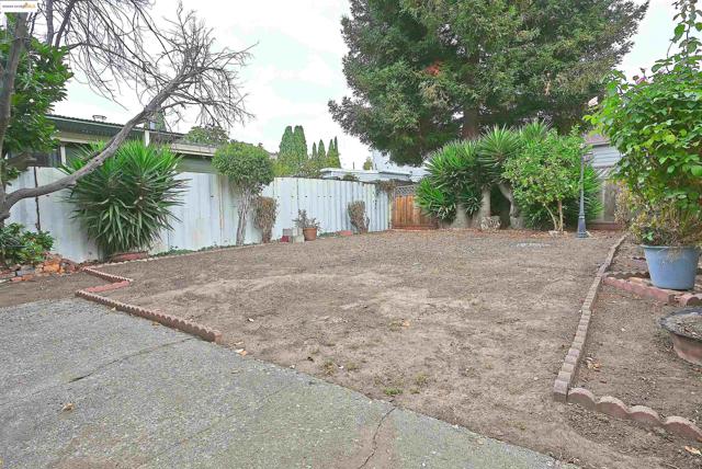 672 33Rd St, Oakland CA: https://media.crmls.org/mediaz/5a3dc55d-d9ec-4f73-8c6c-fd51a5a0a84c.jpg