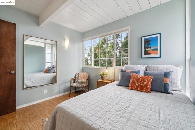 5345 Crown Ct, Castro Valley CA: https://media.crmls.org/mediaz/5a3f6331-5799-470e-86f5-7d437118a211.jpg