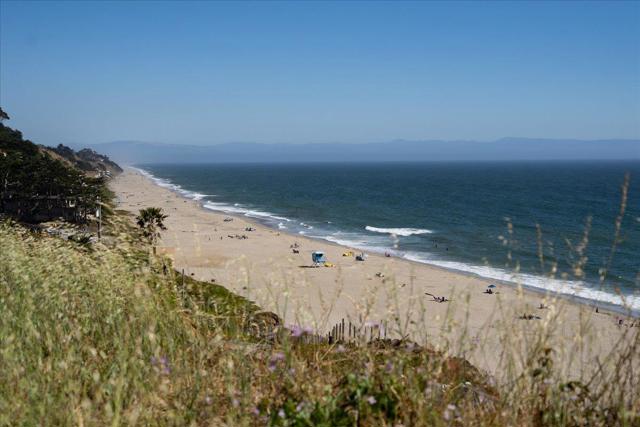 24 Robak Drive, La Selva Beach CA: https://media.crmls.org/mediaz/5a3fb942-e5d7-435a-a0e9-fdfae4c07317.jpg