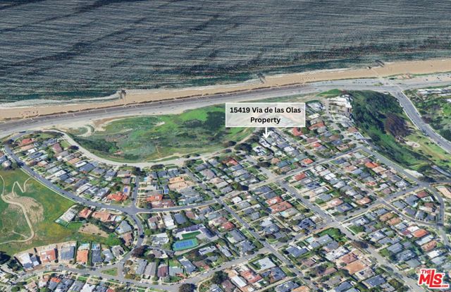15419 Via De Las Olas, Pacific Palisades CA: https://media.crmls.org/mediaz/5a400288-d17d-4bb2-b0a0-cac42e016042.jpg