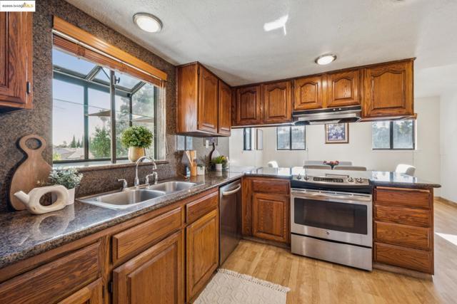 9090 Castlewood St, Oakland CA: https://media.crmls.org/mediaz/5a407c52-7324-4eb7-a95f-27ad6f0a8b5f.jpg