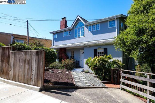 828 Everett Ave, Oakland CA: https://media.crmls.org/mediaz/5a414cd6-4fc3-4c66-8503-74798459a466.jpg