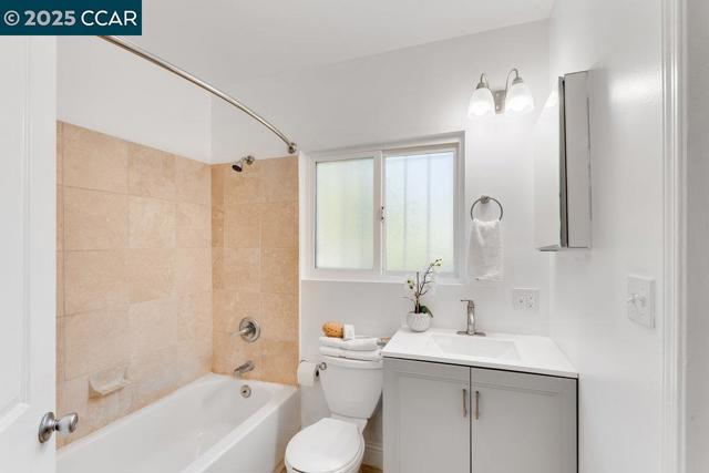 2154 35Th Ave, Oakland CA: https://media.crmls.org/mediaz/5a41e927-2678-4426-b016-c8fe63f129af.jpg