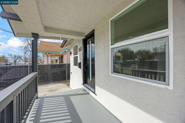 2133 39Th Ave, Oakland CA: https://media.crmls.org/mediaz/5a42aaf6-6b4e-45bc-b1c4-0b9560de7de8.jpg