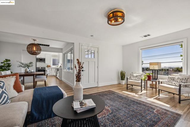 6238 Majestic Ave, Oakland CA: https://media.crmls.org/mediaz/5a43c012-e9aa-40d9-b291-358094e74634.jpg