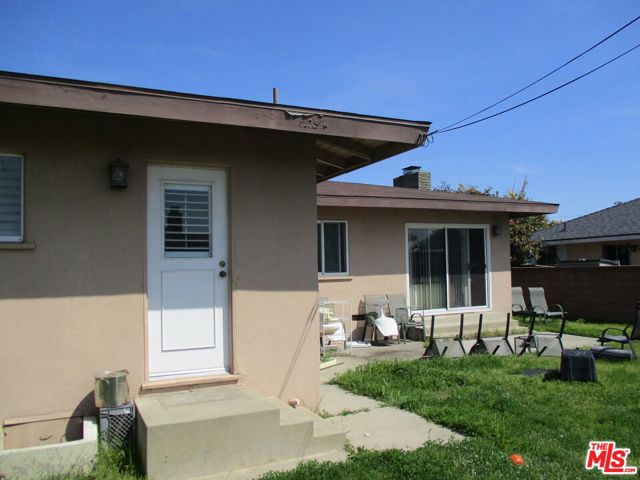 10421 S 1st Avenue, Inglewood CA: https://media.crmls.org/mediaz/5a4410a3-591a-49ac-9d7a-2c801571133a.jpg