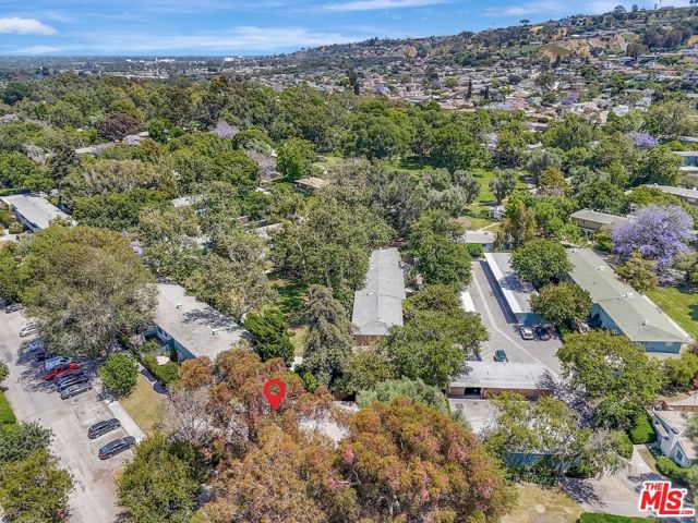 5513 Village, Los Angeles CA: https://media.crmls.org/mediaz/5a441eaf-6bd8-4dec-9fe4-f14b09a3034a.jpg