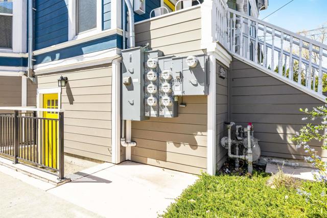 2060 San Antonio Ave, Alameda CA: https://media.crmls.org/mediaz/5a448fbf-e635-461f-96c1-e945f02bb892.jpg