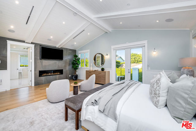 4402 Ledge Avenue, Toluca Lake CA: https://media.crmls.org/mediaz/5a452a7a-a560-4052-8acb-a296bc10356f.jpg