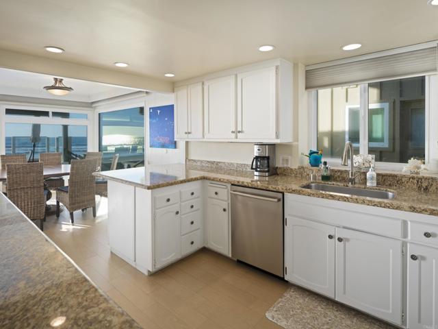 Detail Gallery Image 11 of 18 For 1812 Ocean Front, Del Mar,  CA 92014 - 3 Beds | 2 Baths