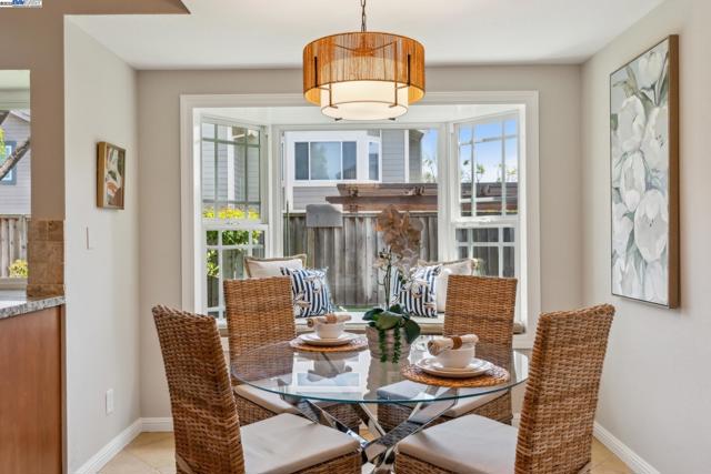 82 Applegate Way, Alameda CA: https://media.crmls.org/mediaz/5a46a965-f920-4376-87e8-0bee84143551.jpg