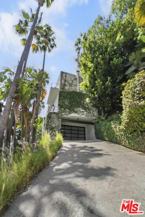 3625 Lowry Road, Los Angeles CA: https://media.crmls.org/mediaz/5a474ea2-0569-4216-a82a-6c94a5992b81.jpg