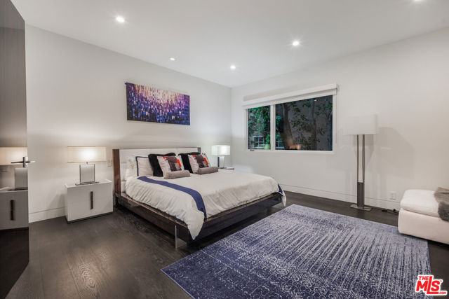 511 N Rexford Drive, Beverly Hills CA: https://media.crmls.org/mediaz/5a47ac0f-f20a-46b8-aadd-350de8a63da2.jpg
