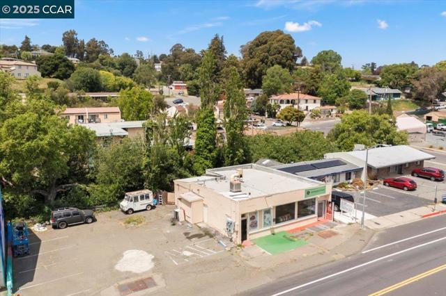 4955 Appian Way, El Sobrante CA: https://media.crmls.org/mediaz/5a4846c9-86bf-41af-957d-13b0cdd68241.jpg