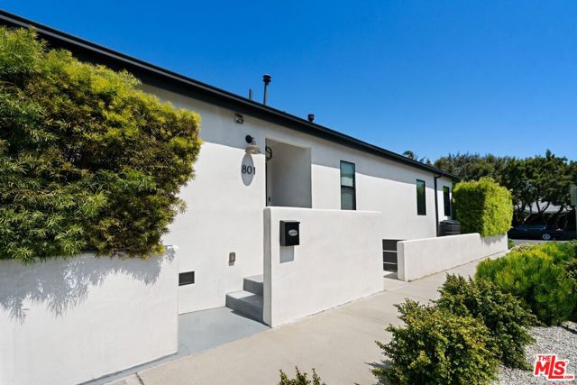 801 Howard Street, Marina del Rey CA: https://media.crmls.org/mediaz/5a4b1766-d4d6-4669-93e2-4e9ba59f3fd5.jpg