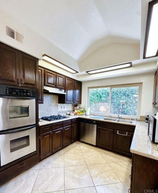 Detail Gallery Image 8 of 24 For 1984 Casablanca Ct, Vista,  CA 92081 - 3 Beds | 2/1 Baths