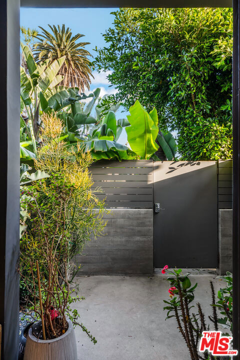 407 Rialto Avenue, Venice CA: https://media.crmls.org/mediaz/5a4b8569-717b-4a13-9455-461fea980d11.jpg