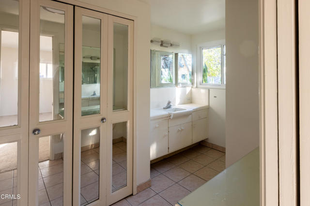 4901 Angeles Crest Circle, La Canada Flintridge CA: https://media.crmls.org/mediaz/5a4b99d1-3b63-41f7-989d-67c726c93e5b.jpg