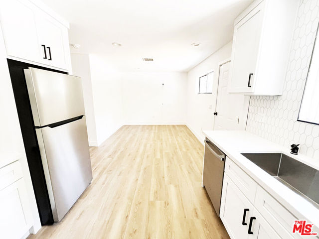 4192 Marlton Avenue, Los Angeles CA: https://media.crmls.org/mediaz/5a4bfd31-f3ed-4772-959e-044f4e7c2e97.jpg