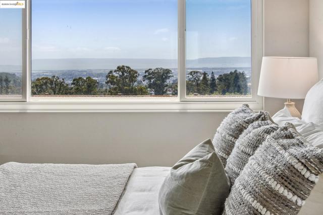 93 Thousand Oaks St, Oakland CA: https://media.crmls.org/mediaz/5a4c63f7-3b3b-4a9a-9d2c-3b10b9fff1db.jpg