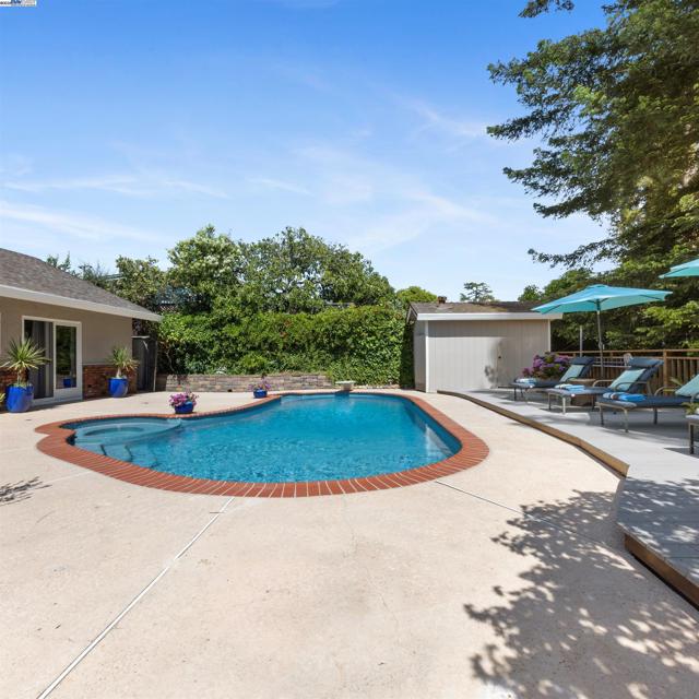 18767 Lamson Rd, Castro Valley CA: https://media.crmls.org/mediaz/5a4cd331-dcb3-4775-88d0-4cf0732dce62.jpg