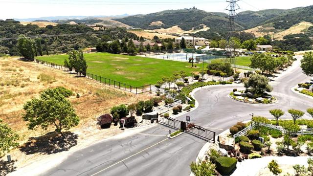 531 Via Vaquero Sur, San Juan Bautista CA: https://media.crmls.org/mediaz/5a4dfa85-9051-4210-afbe-948dce814b97.jpg