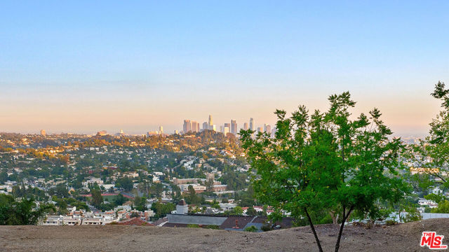3775 Amesbury Road, Los Angeles CA: https://media.crmls.org/mediaz/5a4e0269-8899-43c3-8ca1-f2a7f5c96fbb.jpg