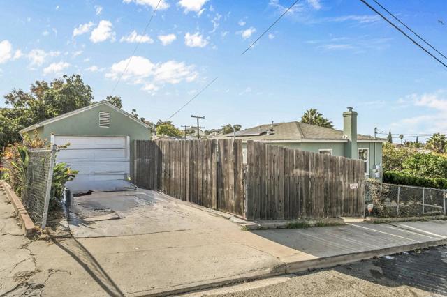 5977 Balmoral Drive, San Diego CA: https://media.crmls.org/mediaz/5a4e82ef-8a88-4b90-a36f-d2ff535f8382.jpg