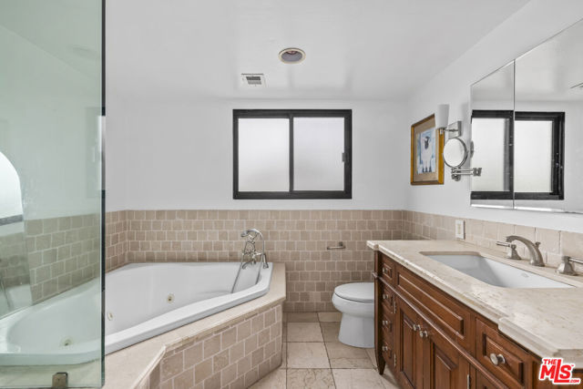 2412 Ocean Avenue, Venice CA: https://media.crmls.org/mediaz/5a4f34ec-8cea-449e-80b8-f4ec4ea456f3.jpg